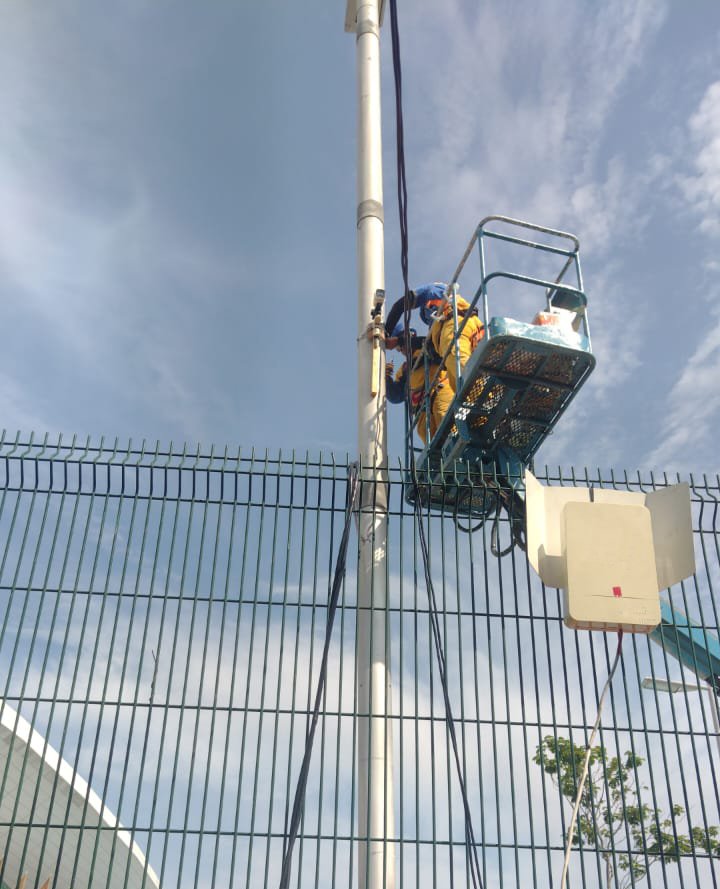 Câmera timelapse resistente ao tempo para acompanhamento de obra de engenharia.