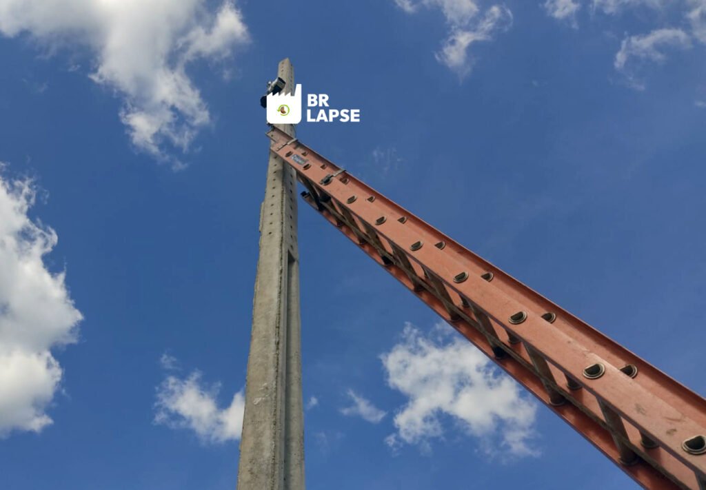 Equipamento de timelapse instalado em poste, com resistência às intempéries e suporte com a estabilidade garantida.